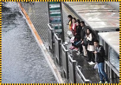 “雨落公交站，避雨现奇葩——游戏圈里的超现实戏法”